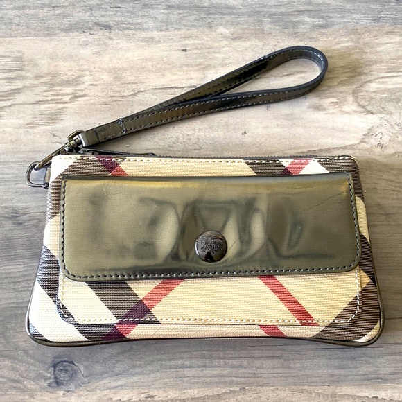 Burberry Handbags - Burberry vintage wristlet